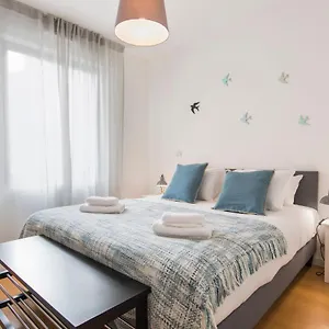 Lovelystay - Family-friendly Downtown Apartment